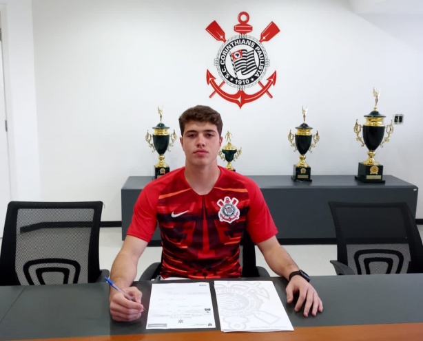 Corinthians renovou com Felipe Longo