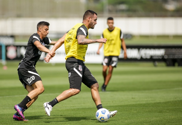 Renato Augusto revela amizade com Mantuan e elogia base do Corinthians