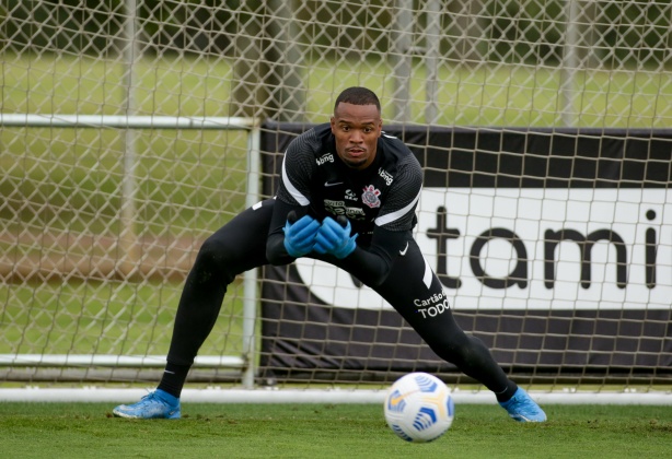 Carlos Miguel, considerado o goleiro mais alto do Brasil, faz 23 anos neste s�bado