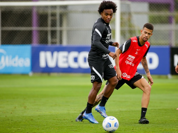 Willian, que ficou fora da �ltima partida por conta de um desconforto no m�sculo posterior da coxa esquerda, se recuperou e treinou com o grupo.