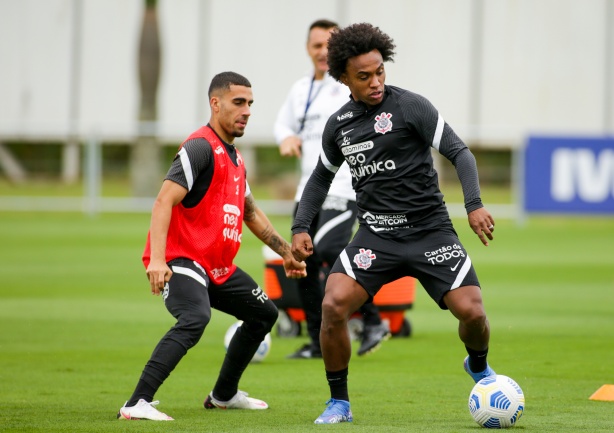 Willian voltou a treinar no Corinthians