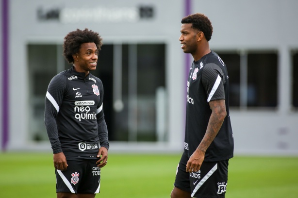 Willian e Gil foram relacionados para o duelo contra o Fluminense