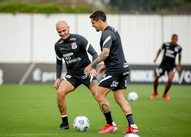F�bio Santos e Fagner s�o dois dos cinco pendurados do Corinthians para enfrentar o Fluminense