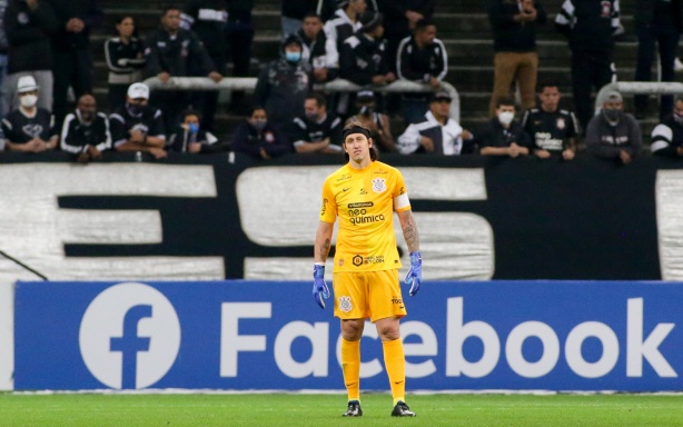 Alvo recente de críticas, Cássio foi defendido por Sylvinho após vitória contra o Fluminense