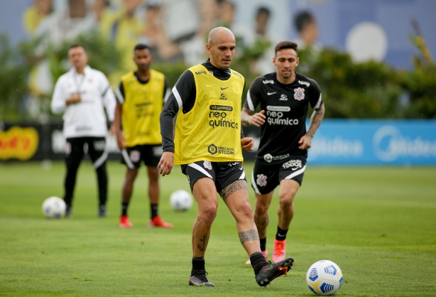 Fábio Santos vai ultrapassar o treinador que viu jogar e fazer história na sua atual função