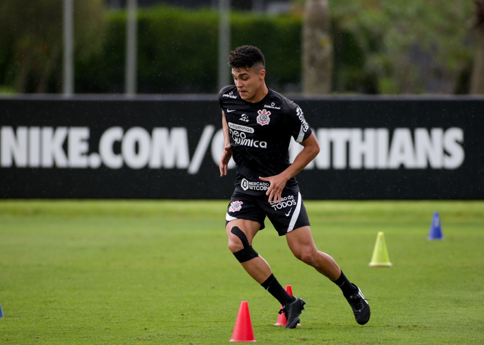 Roni foi ao gramado e fez atividade com bola no treino do Corinthians desta sexta-feira