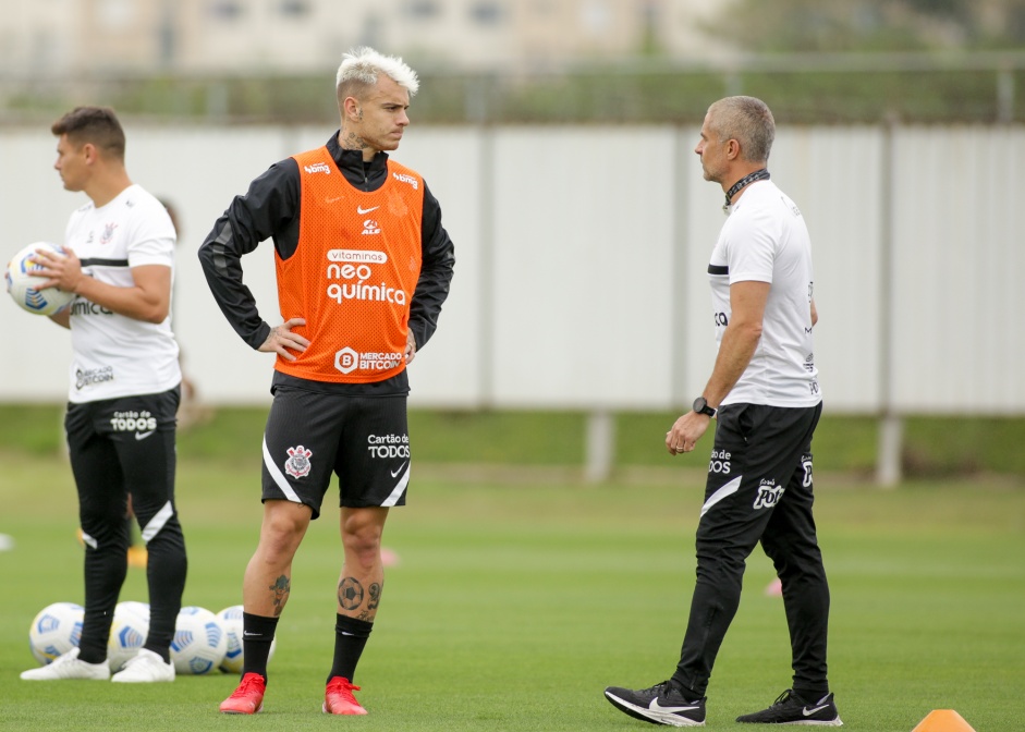 Sylvinho conversando com Rger Guedes, um dos reforos do Corinthians para a temporada