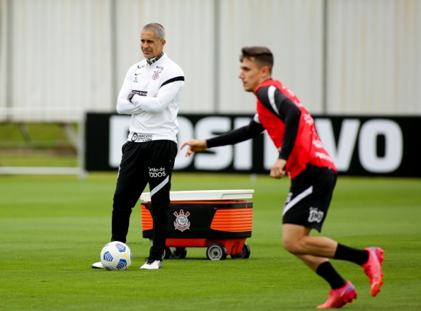 Sylvinho revelou que gosta de trabalhar com garotos da base
