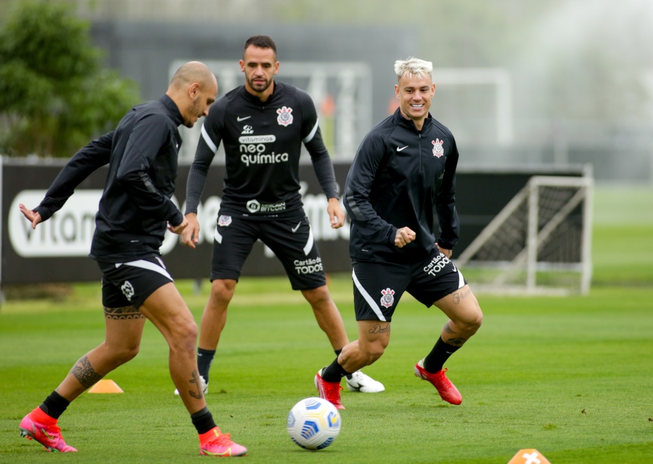 Rger Guedes, Renato Augusto e Fbio Santos durante o treino do Corinthians deste domingo