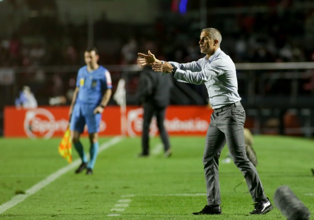 Sylvinho conheceu sua primeira derrota em clássico diante do São Paulo