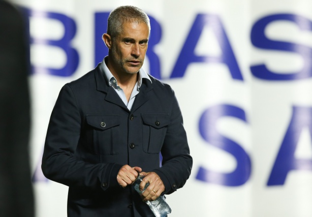 Sylvinho ou não confia no seu banco ou precisa rever sua leitura de jogo