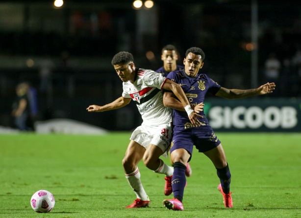 Du Queiroz foi um dos atletas da base do Corinthians que foram titulares no Majestoso da �ltima segunda-feira