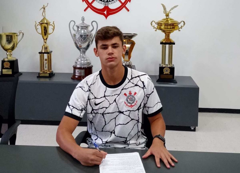 Gabriel Moscardo assinou seu primeiro vnculo profissional com o Corinthians