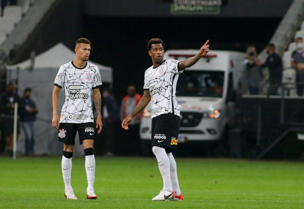 João Victor não poderá entrar em campo neste domingo após receber o terceiro cartão amarelo no Majestoso