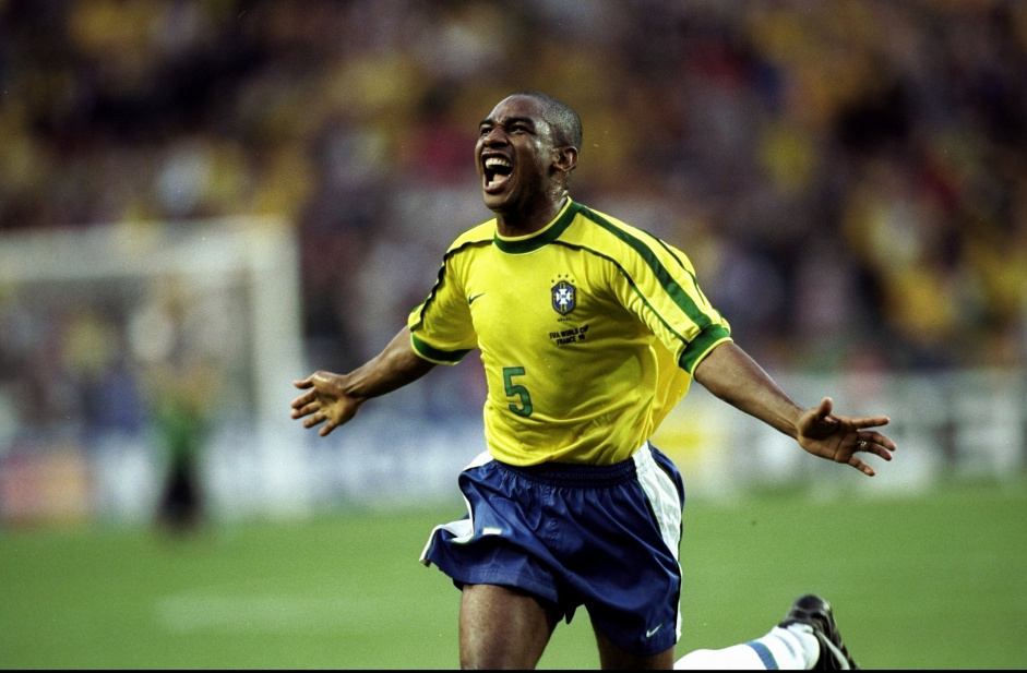 Sampaio foi titular e vice-artilheiro do Brasil na Copa de 1998