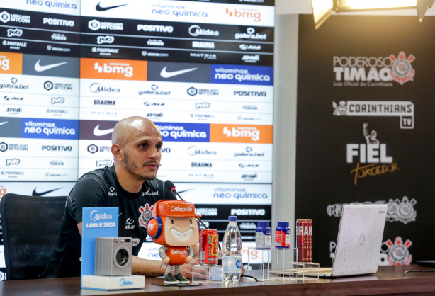Em entrevista coletiva, F�bio Santos concordou com Sylvinho sobre o papel defensivo dos laterais e explicou o que pode ser melhorado dentro de campo