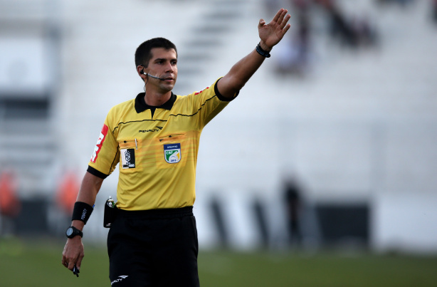 �rbitro Fifa, Bruno Arleu j� foi respons�vel pelo apito em 12 jogos do Corinthians