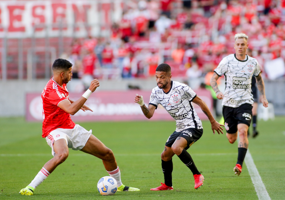 Corinthians sai atrás após gol-relâmpago e busca empate com a