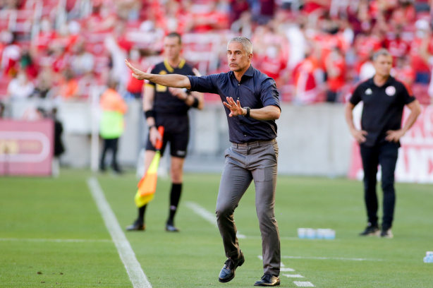 Sylvinho errou na escalação e depois o Corinthians não soube segurar uma vitória que parecia certa
