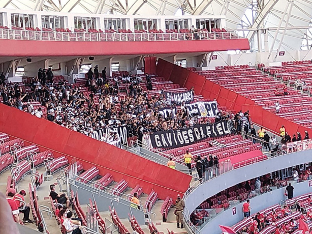 Caravana de 300 torcedores esteve presente no Beira-Rio