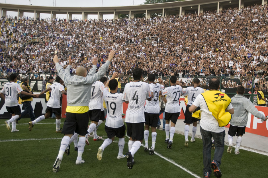 Corinthians fez a festa em um Pacaembu lotado ao voltar para a Srie A