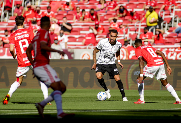 Corinthians quase venceu Atlético-GO e Internacional fora de casa, mas levou o empate nos minutos finais