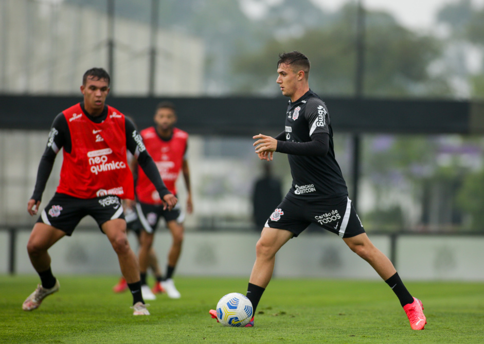 Lucas Piton e Giovani durante o treino do Corinthians nesta tera-feira