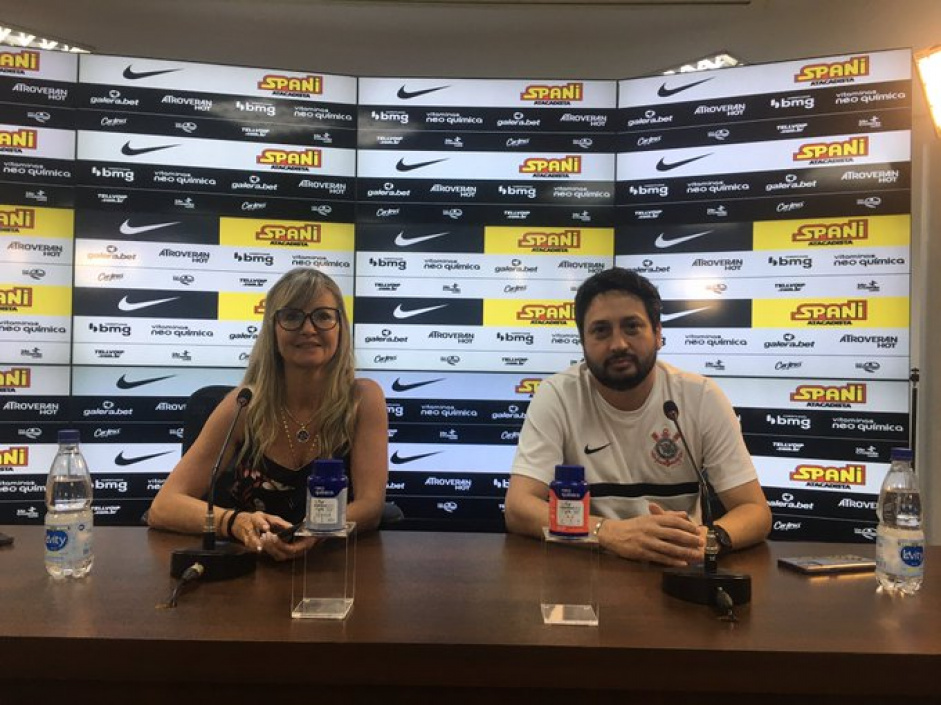 Cris Gambar, diretora de futebol feminino do Corinthians, e Arthur Elias, tcnico da equipe, deram entrevista coletiva nesta quarta-feira