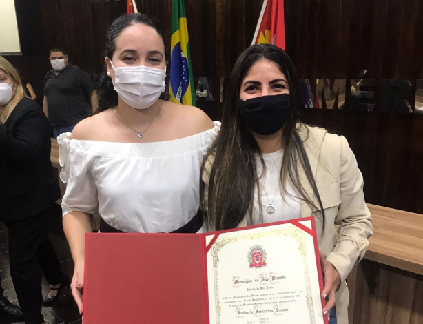Kati (à direita) recebeu o título de cidadã vicentina da vereadora Geovana Albuquerque (Pode)