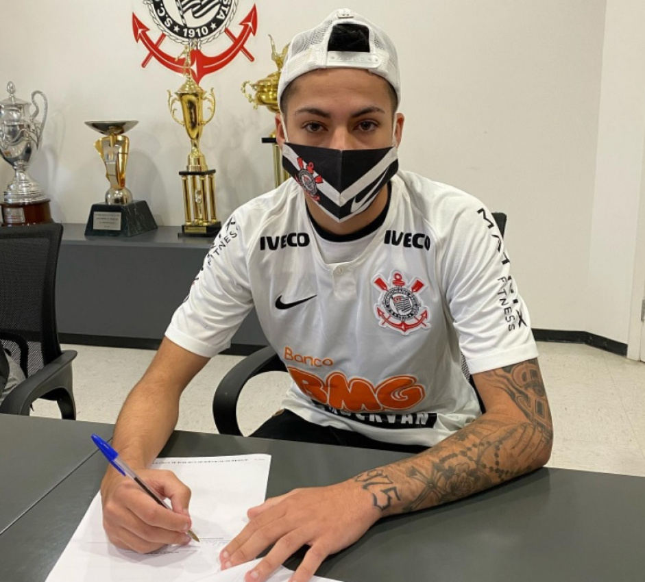 Com a camisa usada pelo time sub-20, Gabriel Pereira assinou um novo contrato em maio de 2020; novo salrio, nova multa rescisria, mas o mesmo perodo de vnculo