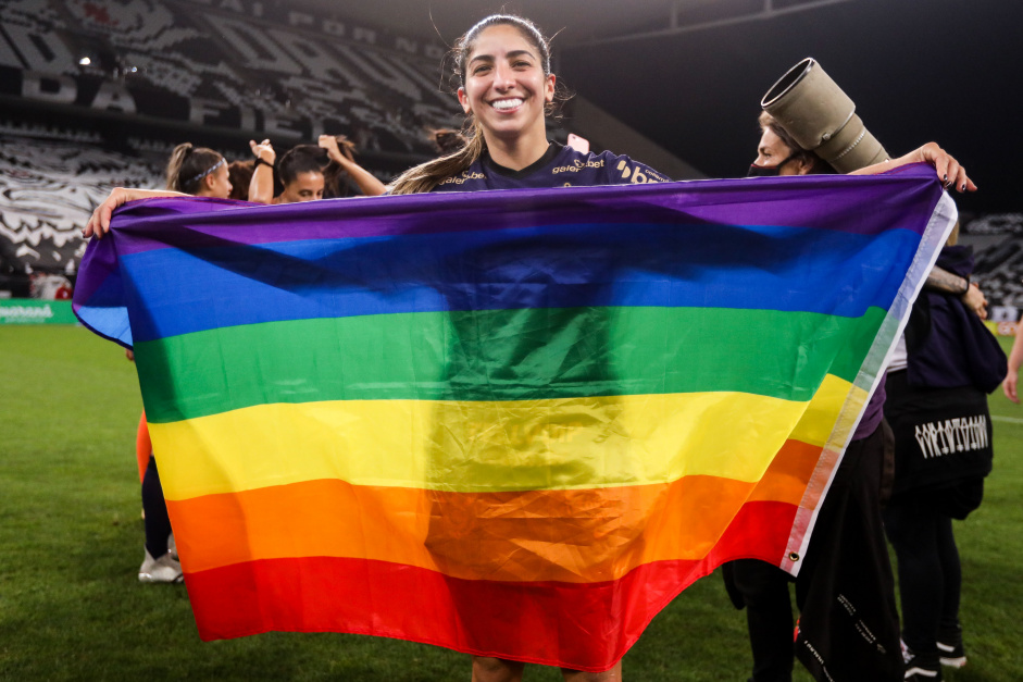 Kati estendeu a bandeira LGBT durante comemorao do ttulo brasileiro do Corinthians