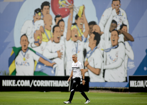 Sylvinho comandou o penúltimo treino do Corinthians antes do duelo contra a Chapecoense neste sábado