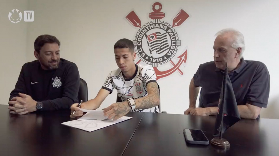 Gabriel Pereira se reuniu com a diretoria do Corinthians neste domingo para assinar a renovao
