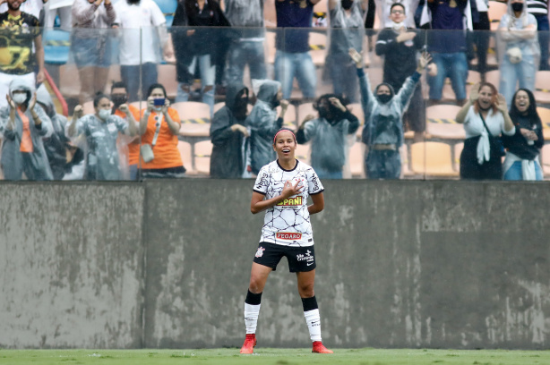 Vic Albuquerque marcou o terceiro gol do Corinthians na semifinal do Paulistão Feminino 2021 contra a Ferroviária