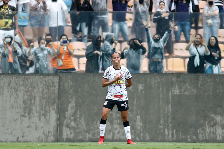 Vic Albuquerque marcou o terceiro gol do Corinthians na semifinal do Paulisto Feminino 2021 contra a Ferroviria