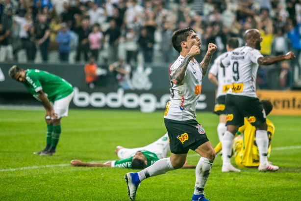 O lateral-direito Fagner nunca perdeu para a Chapecoense