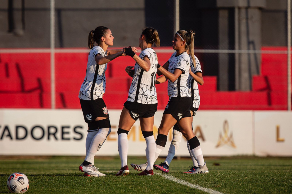 Erika (na esquerda) marcou o primeiro gol do Corinthians na Libertadores