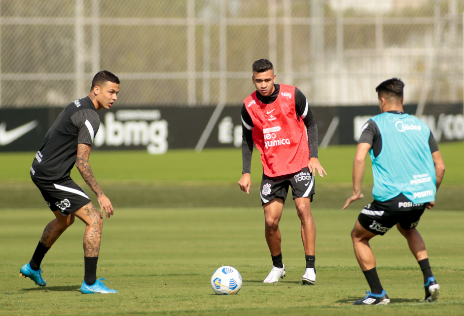 Thiaguinho, Cantillo e Roni, trs dos nove volantes que esto sob contrato com o Corinthians; Paulinho, se confirmado, seria o dcimo da posio