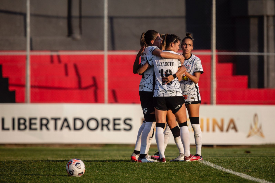 Corinthians briga pela liderana da Libertadores neste domingo