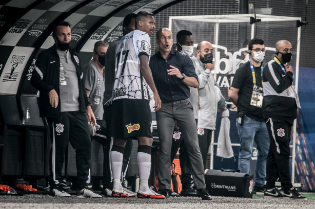 Sylvinho conseguiu mudar o jogo com as substitui��es neste s�bado