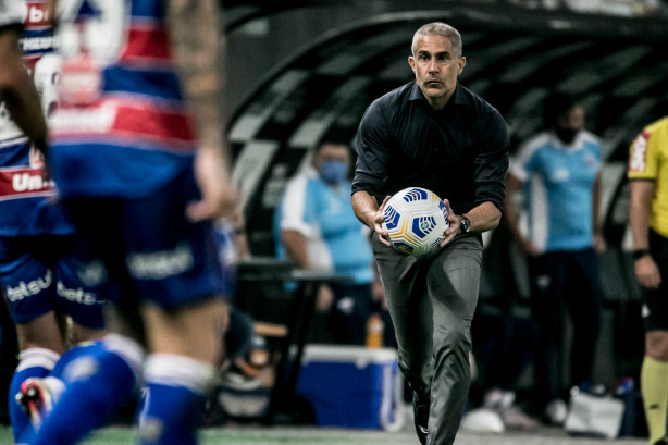 Sylvinho foi atleta do Tim�o nos anos 90, mas sofre bem mais hoje