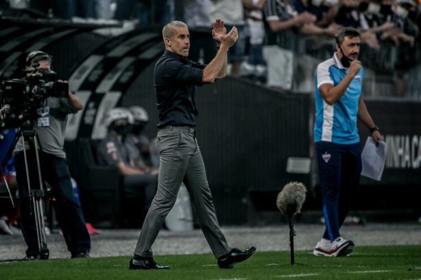 Sylvinho escolheu um time diferente ap�s desfalques e atletas poupados