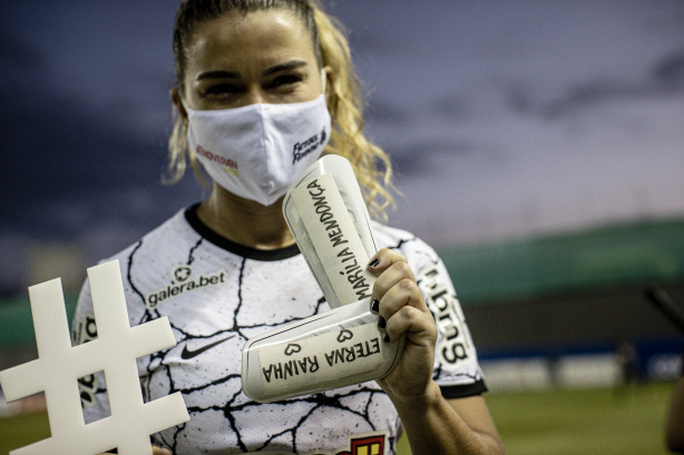 Tamires, que homenageou a cantora Mar�lia Mendon�a em suas caneleiras, foi eleita craque da partida ao final do jogo
