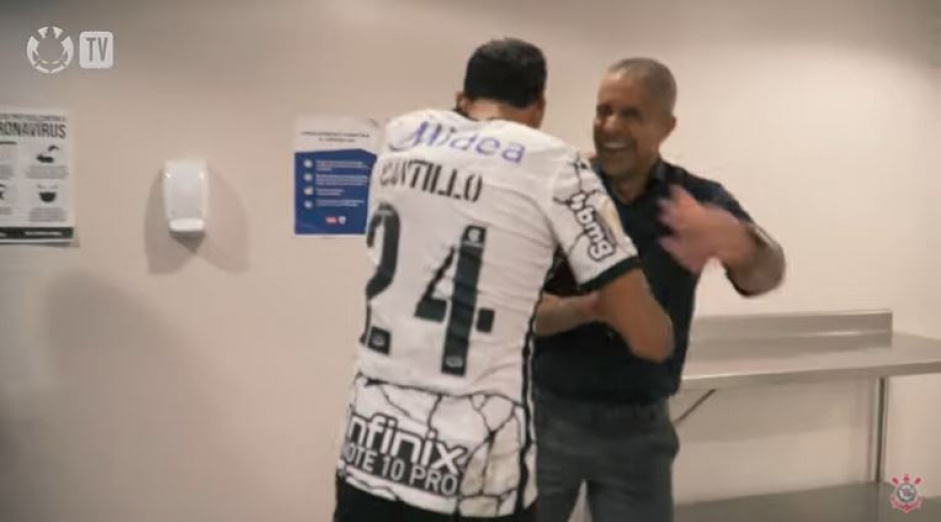 Cantillo e Sylvinho comemoraram muito o gol do colombiano e a vitria do Corinthians contra o Fortaleza