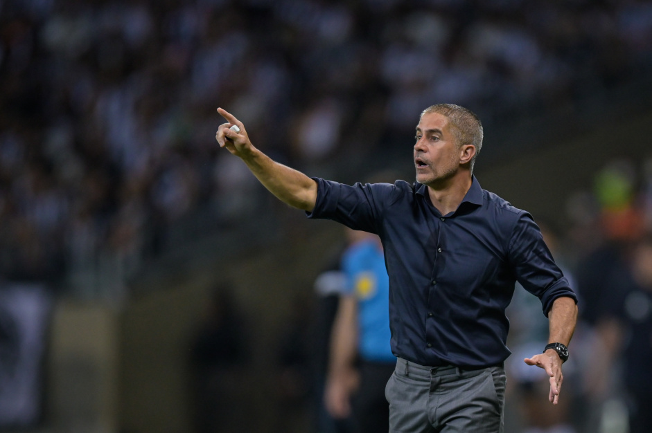 Sylvinho foi superado taticamente por Cuca e ainda piorou o time com as alteraes