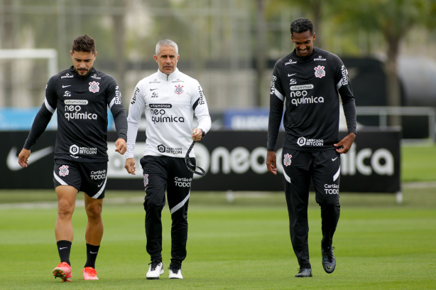 Sylvinho afirma que o time está jogando bem, mas que ainda passa por  construção