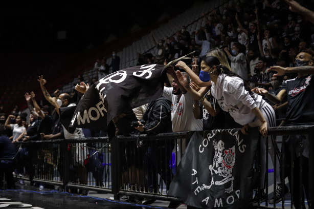 Corinthians recebe multa de R$ 10 mil por conta de posicionamento das faixas da torcida no jogo contra o Flamengo, pelo NBB