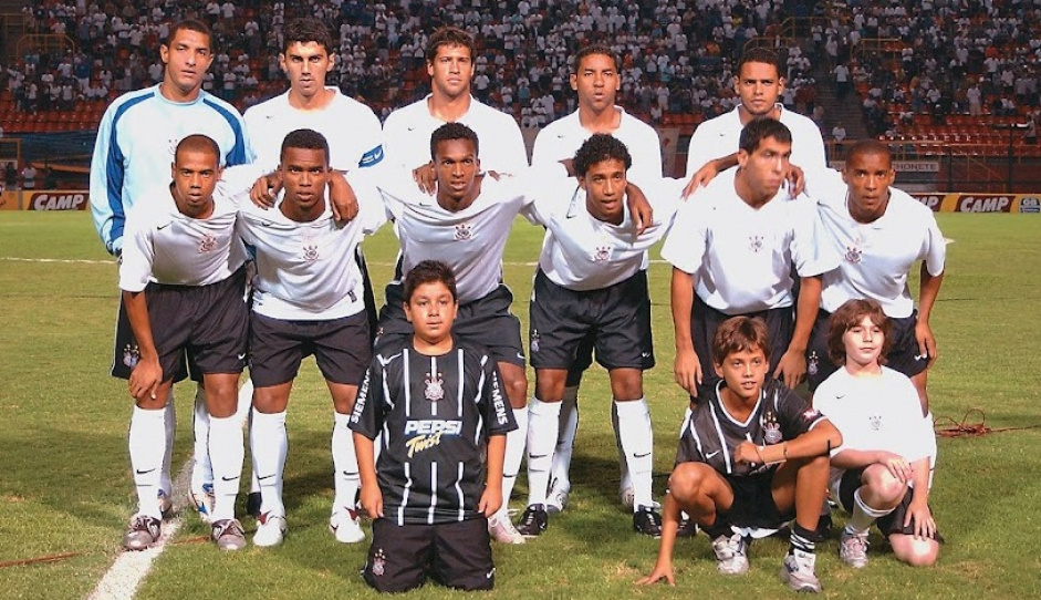 Elenco campeo do Corinthians em 2005, com grandes nomes como Carlos Tvez e Carlos Alberto