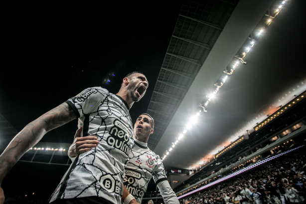 Corinthians venceu o Cuiab� por 3 a 2 neste s�bado; Renato Augusto foi eleito o melhor em campo pelo Tim�o
