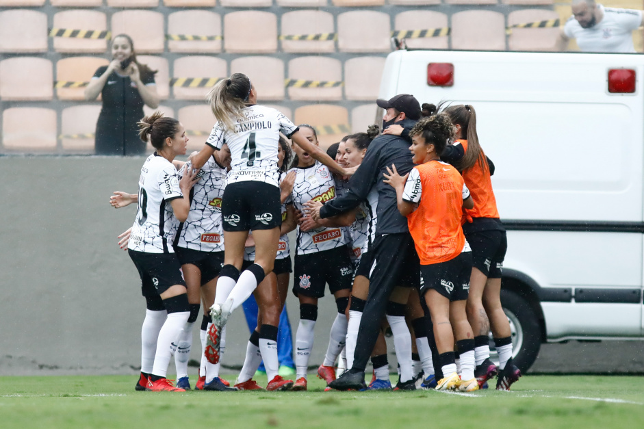 Corinthians entrou em campo seis vezes em outubro